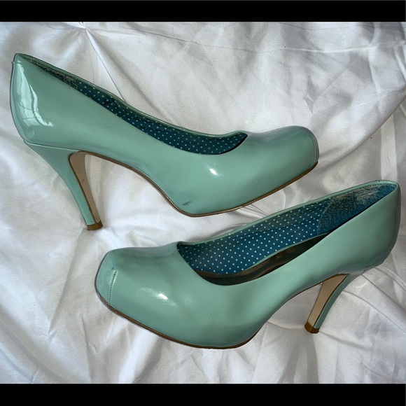 green pumps size 11